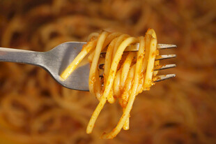 叉子上缠绕的美味意大利面