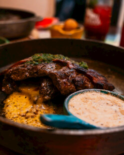 美味烤肉配蘸酱