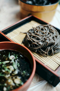 美味荞麦面与汤品组合