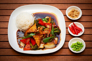 美味中式盖饭配多样小菜