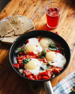 铸铁锅中的多彩蔬菜煎蛋