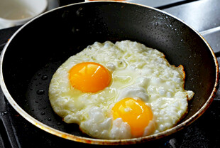 平底锅中煎着双黄鸡蛋