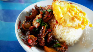 美味卤肉盖饭配煎蛋