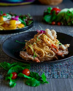 美味意面搭配丰富食材