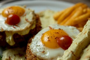 美味煎蛋配薯条与面包