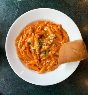 美味意大利面配面包