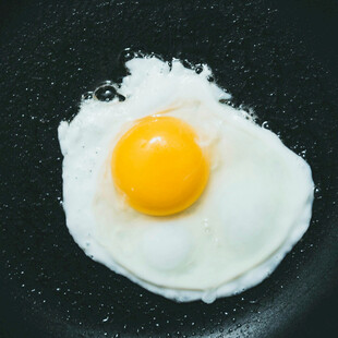 煎锅中的美味荷包蛋
