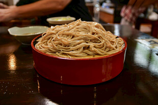 红碗盛载的美味手工面条