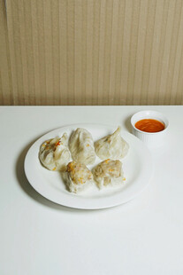 一盘美味饺子配蘸料