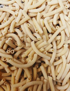 堆叠的空心面食