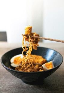 美味拉面被筷子挑起