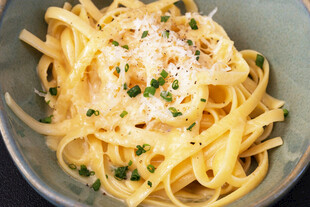 奶油意面撒上绿色香草