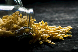 玻璃瓶洒落的黄色意大利面