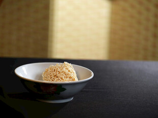 碗中盛放的黄色颗粒食物