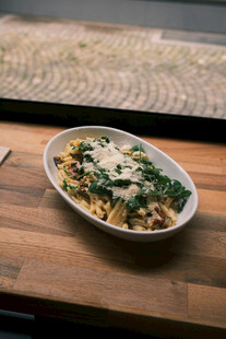 美味意面置于木桌之上