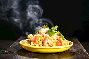 美味炒饭热气腾腾上桌