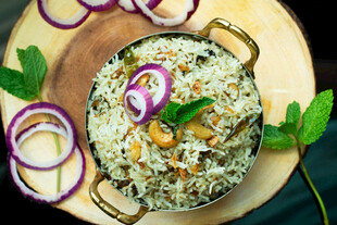美味香米饭配洋葱薄荷