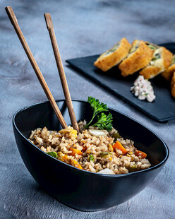 美味炒饭配筷与精致小吃