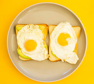 黄底盘上的鸡蛋牛油果吐司