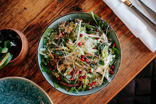 美味蔬菜沙拉摆盘精致