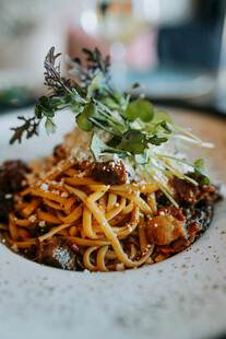 美味意面配精致装饰