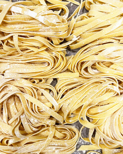 手工制作的新鲜黄色面条