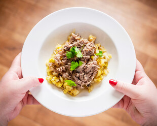 双手捧起的美味意面