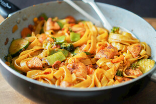 美味海鲜意面锅中特写