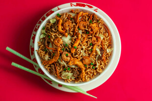 红色背景上的美味特色面