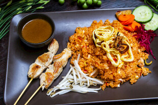 美味炒饭配烤串与蘸酱