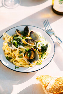 美味意面配海鲜与面包