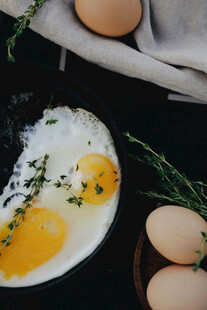 美味煎蛋与新鲜鸡蛋