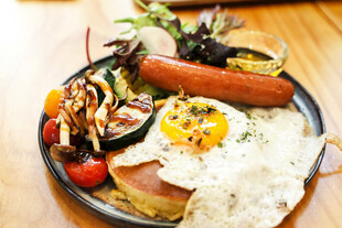 丰盛美味的西式早餐拼盘