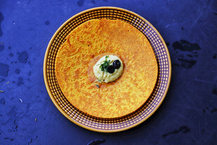 精美摆盘的特色菜肴