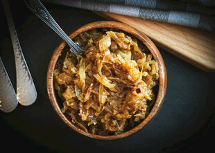 木碗中的美味混合菜肴