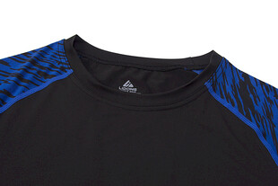 黑色蓝边运动T恤肩部特写