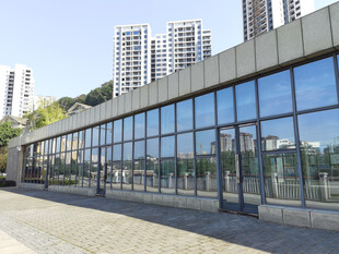 现代玻璃幕墙建筑外观