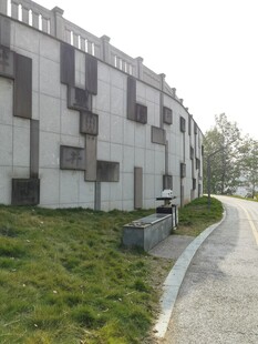 现代建筑旁的绿化小径