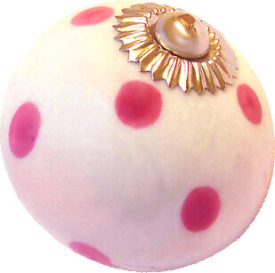 粉色波点球形甜点配金饰