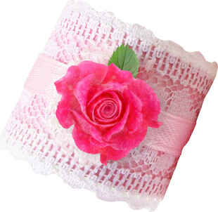 蕾丝花边配粉色玫瑰装饰