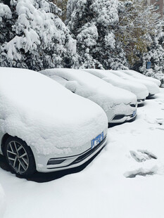 雪覆汽车 冬日停车场景