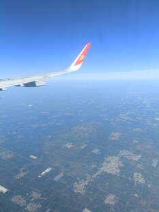 飞机舷窗视角下的高空景色