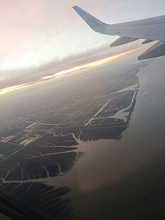 高空俯瞰大地与飞机机翼