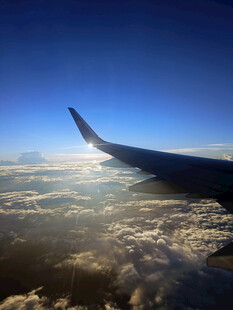 飞机窗外的云海美景