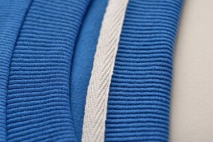 蓝色卫衣领口细节特写