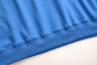 蓝色卫衣下摆细节特写