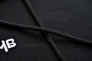 黑色衣物抽绳与字母标识