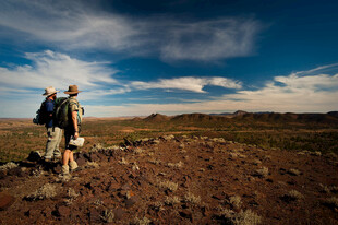 徒步者于旷野眺望远方