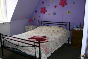 紫色系温馨儿童卧室一角