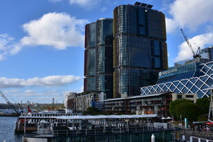 城市滨水现代高楼景观